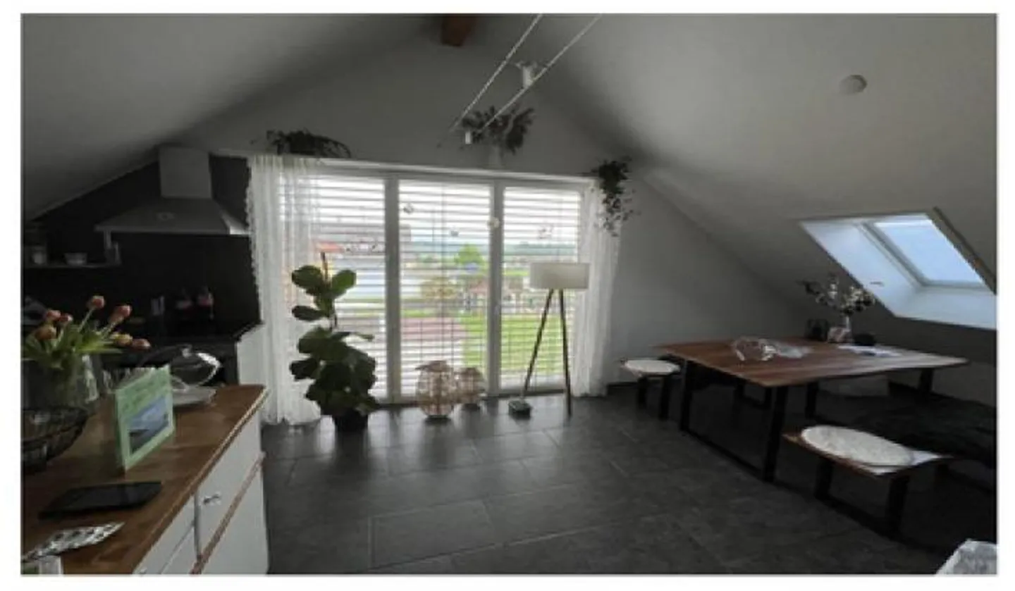 Attico soleggiato di 3,5 stanze in un quartiere tranquillo - Foto 2 di 5