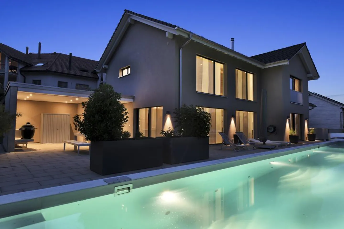Villa moderne de 6,5 pièces avec piscine extérieure - Photo 2 sur 5