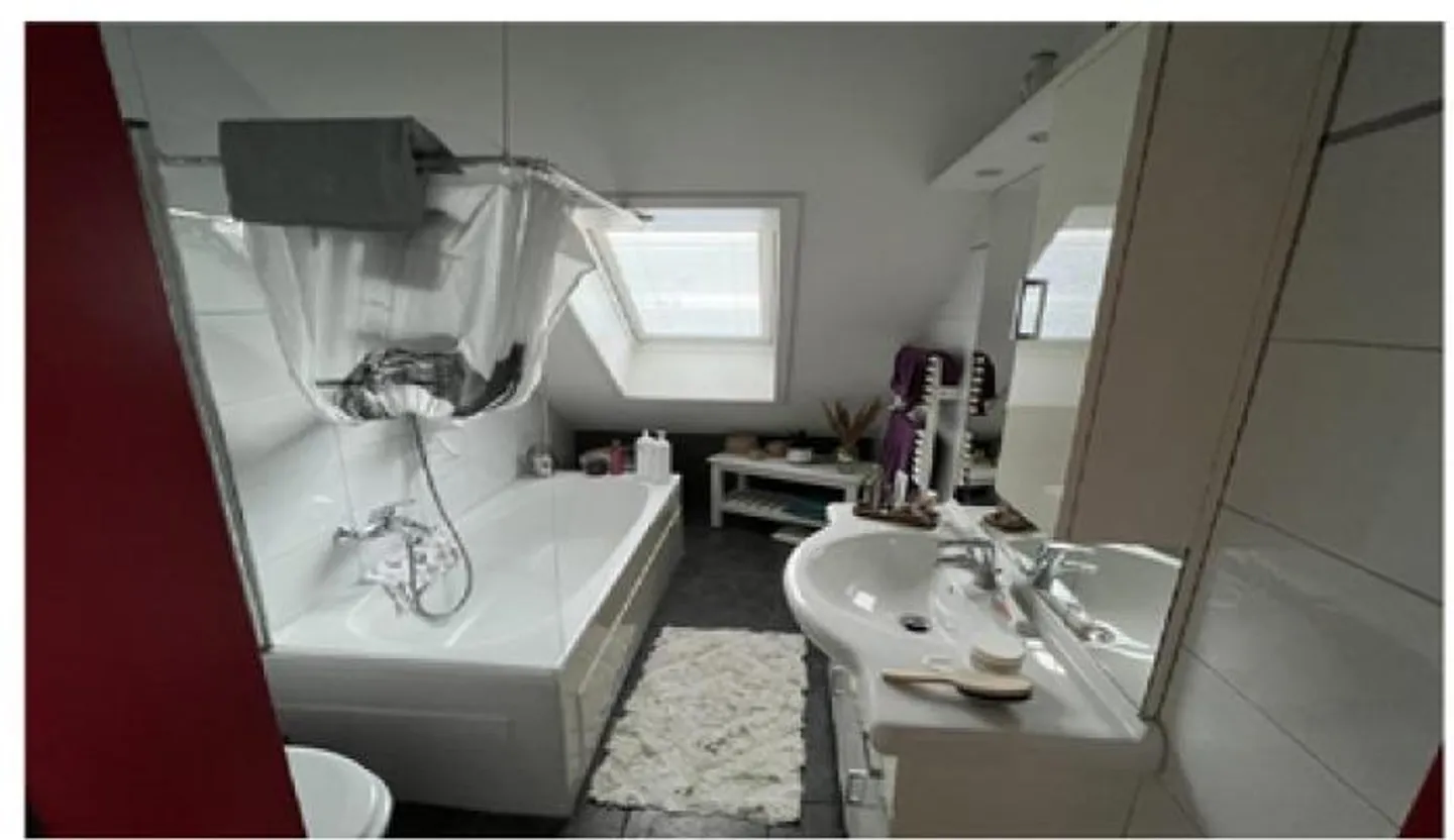 Attico soleggiato di 3,5 stanze in un quartiere tranquillo - Foto 3 di 5