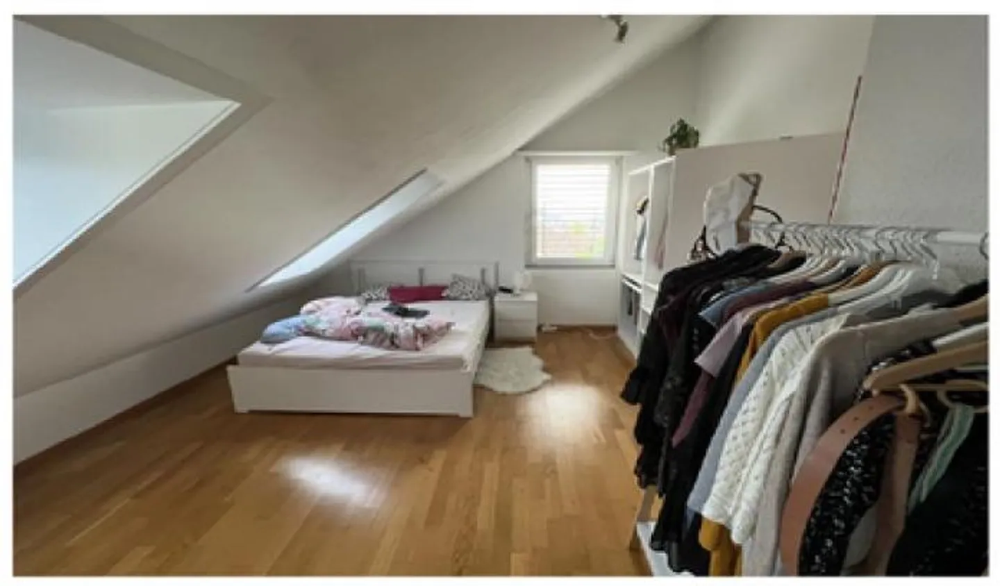 Attico soleggiato di 3,5 stanze in un quartiere tranquillo - Foto 4 di 5