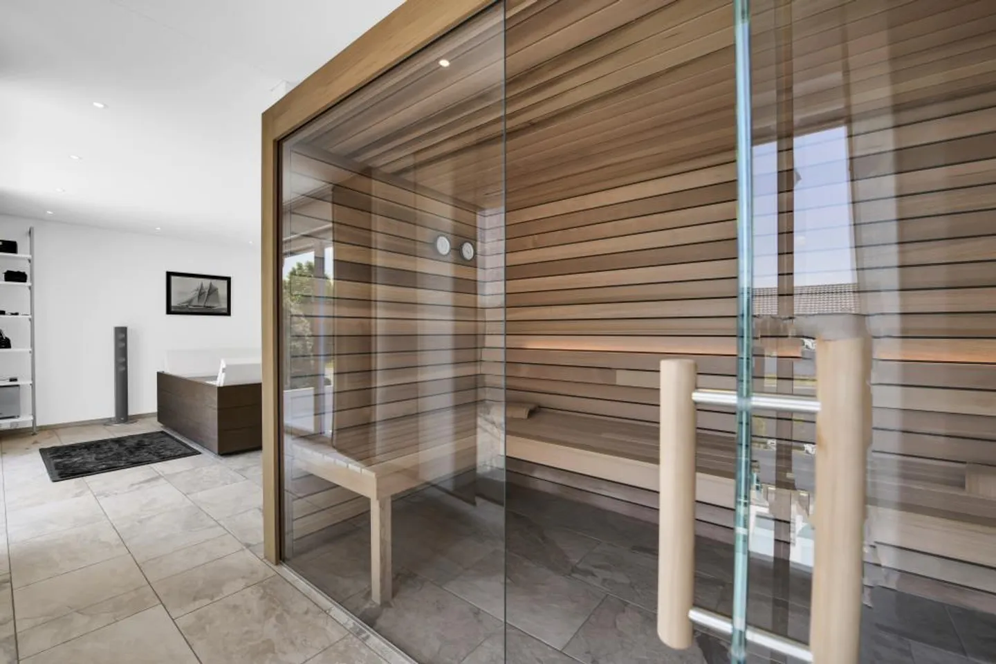 Villa moderne de 6,5 pièces avec piscine extérieure - Photo 3 sur 5