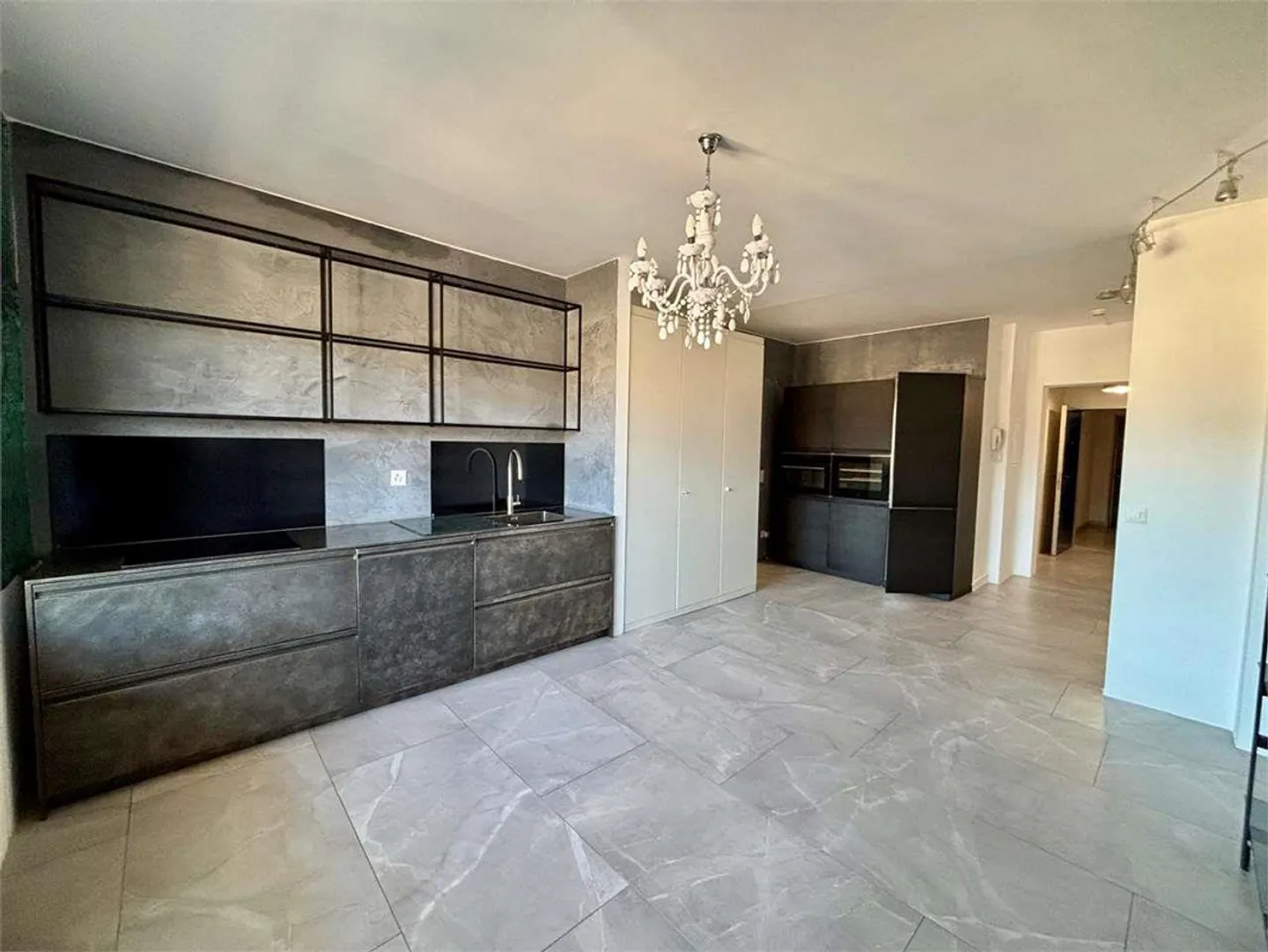 Elegant 2-room apartment on the top floor with stunning view - Photo 3 of 13