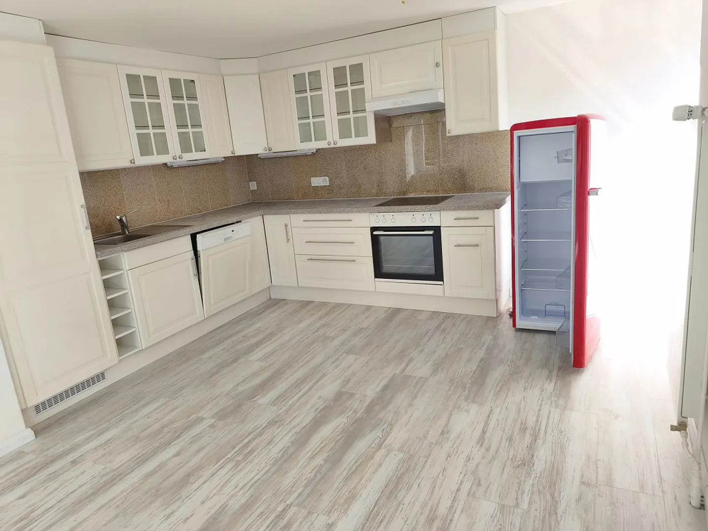 Beautiful, bright 4-room apartment, close to the center - Photo 1 of 7
