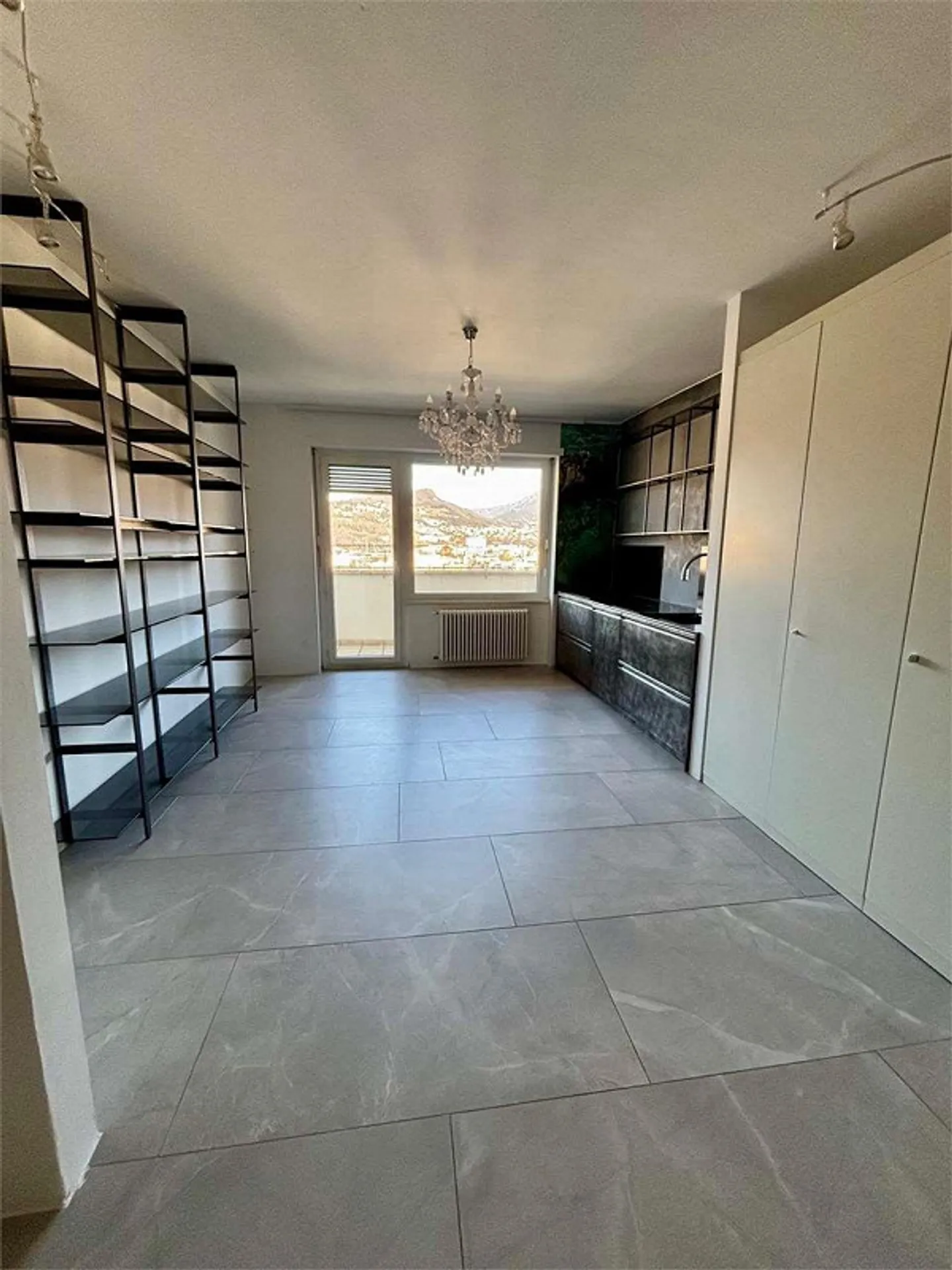 Elegant 2-room apartment on the top floor with stunning view - Photo 4 of 13