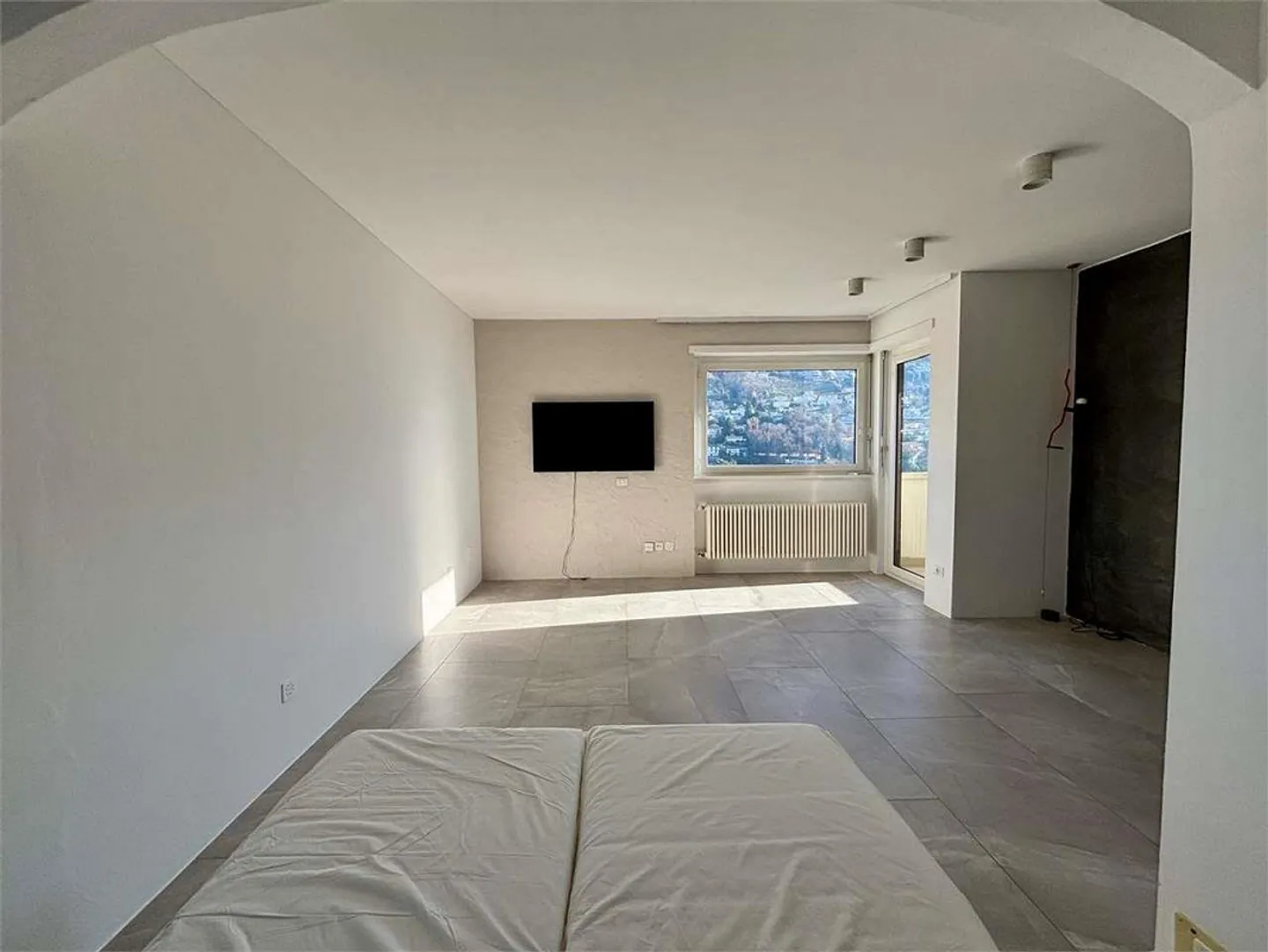 Elegant 2-room apartment on the top floor with stunning view - Photo 9 of 13