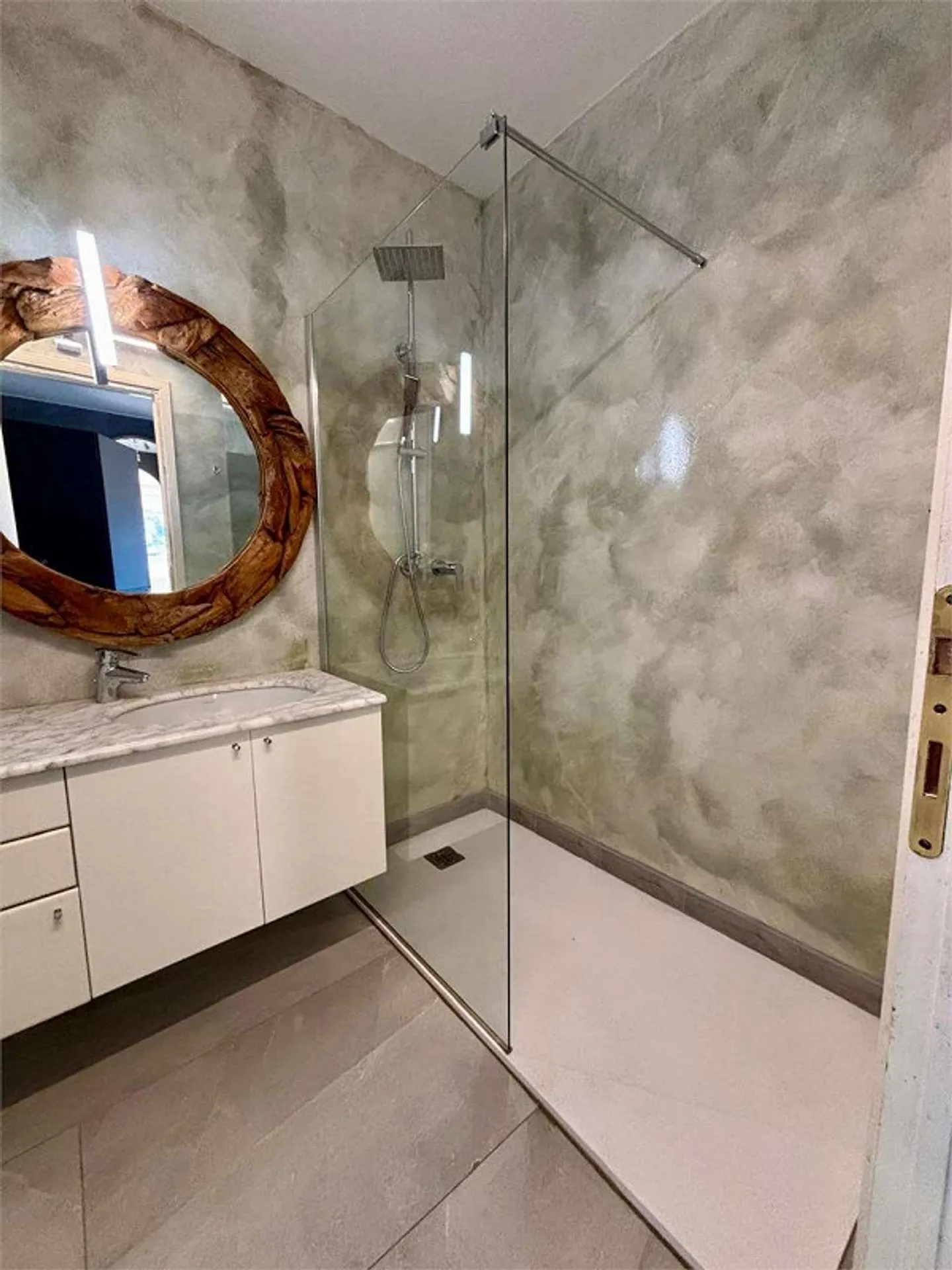 Elegant 2-room apartment on the top floor with stunning view - Photo 12 of 13