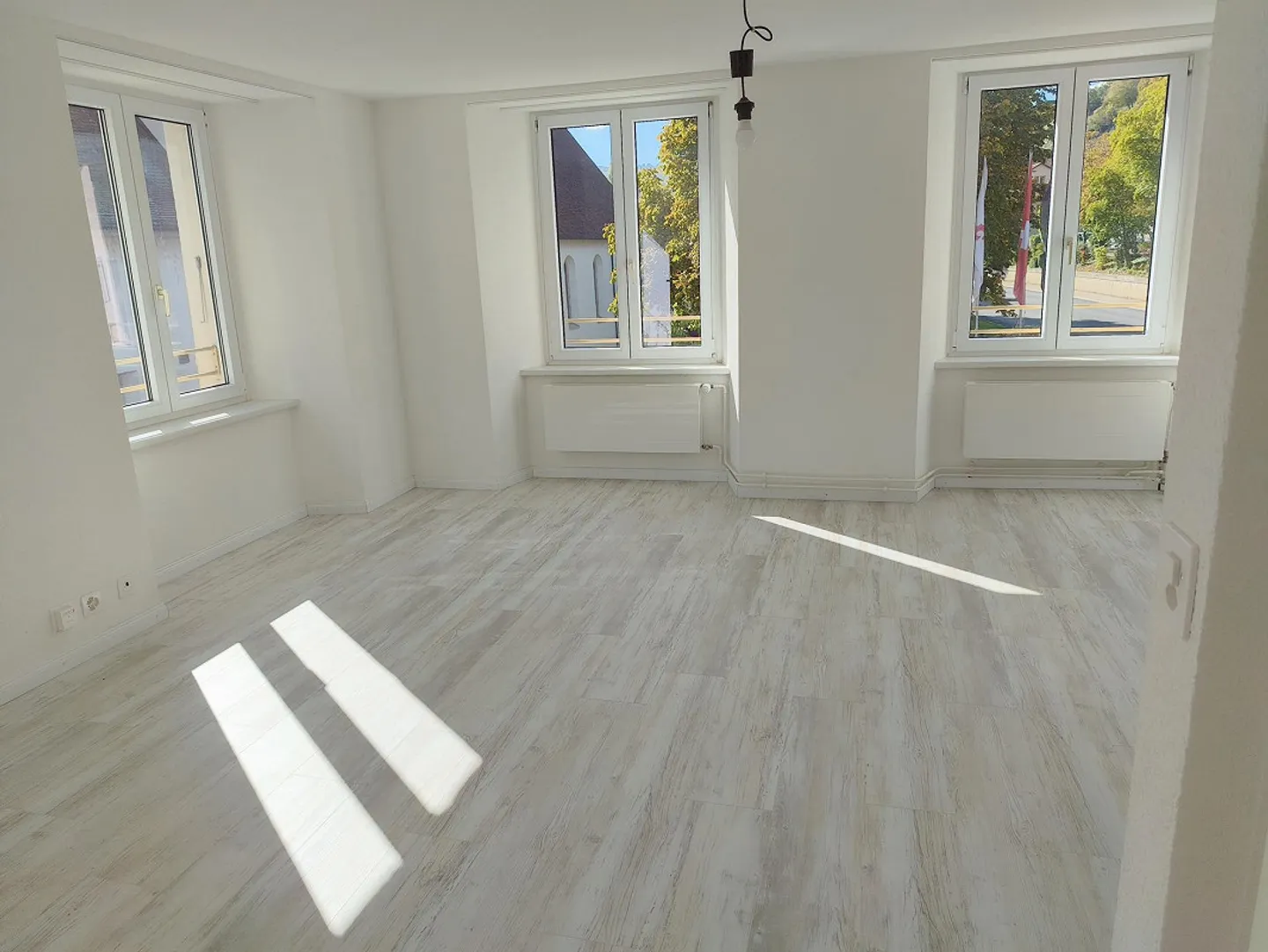 Beautiful, bright 4-room apartment, close to the center - Photo 2 of 7