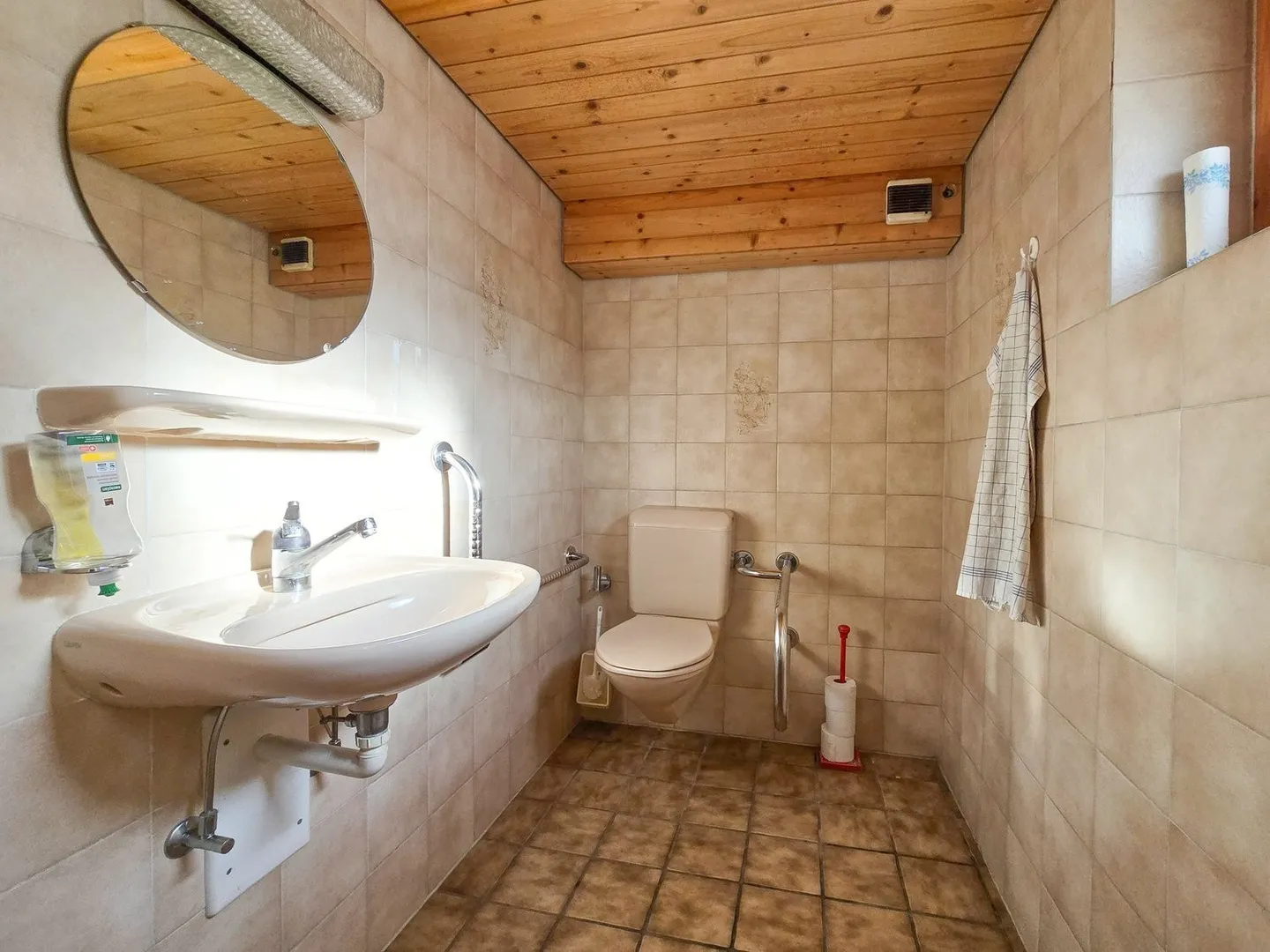 Espace commercial sur Dorfstrasse à Frutigen – disponible à la location à partir de juillet 2026 - Photo 4 sur 5