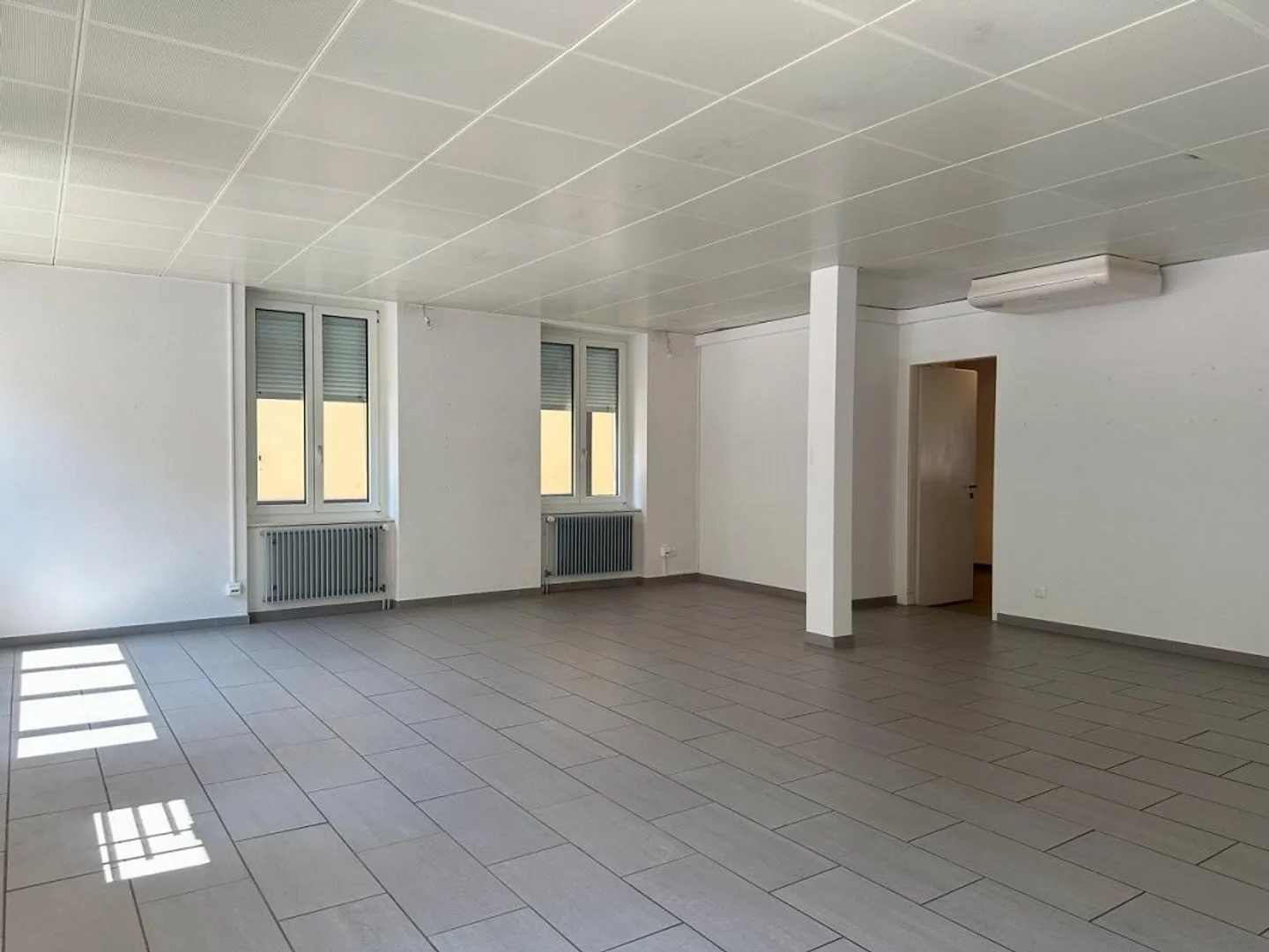 Büro-/Praxisräume im Erdgeschoss an Toplage in Binningen - Foto 2 di 12