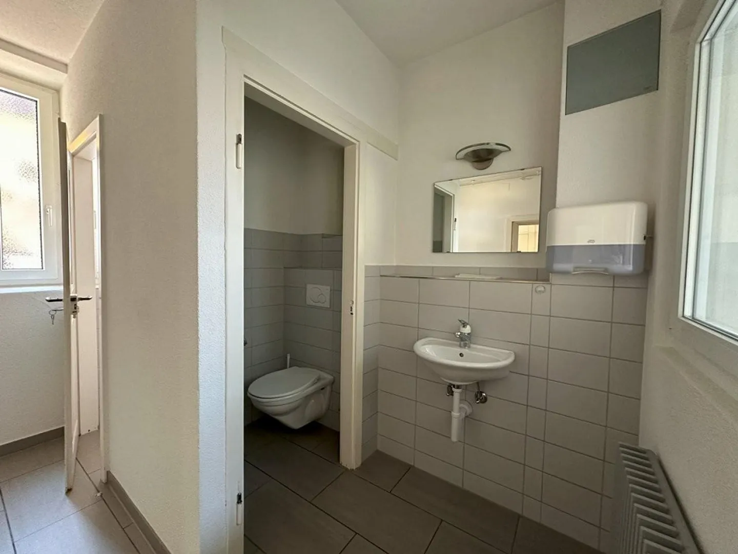 Büro-/Praxisräume im Erdgeschoss an Toplage in Binningen - Foto 9 di 12