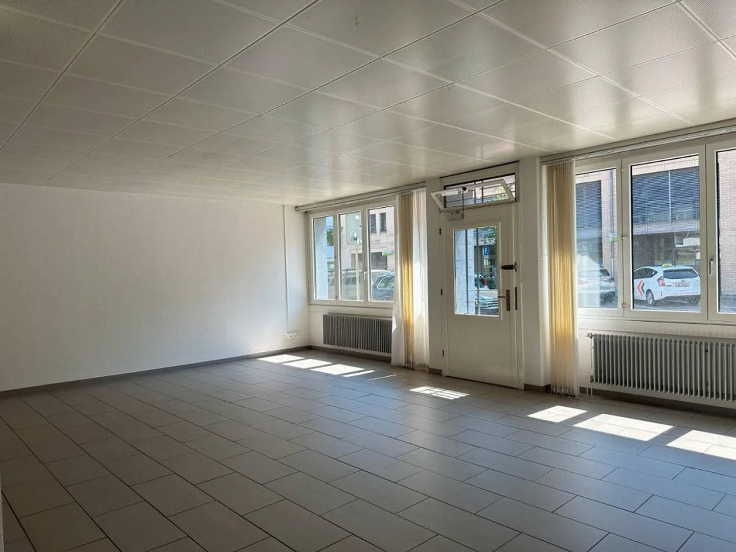 Büro-/Praxisräume im Erdgeschoss an Toplage in Binningen - Foto 3 di 12