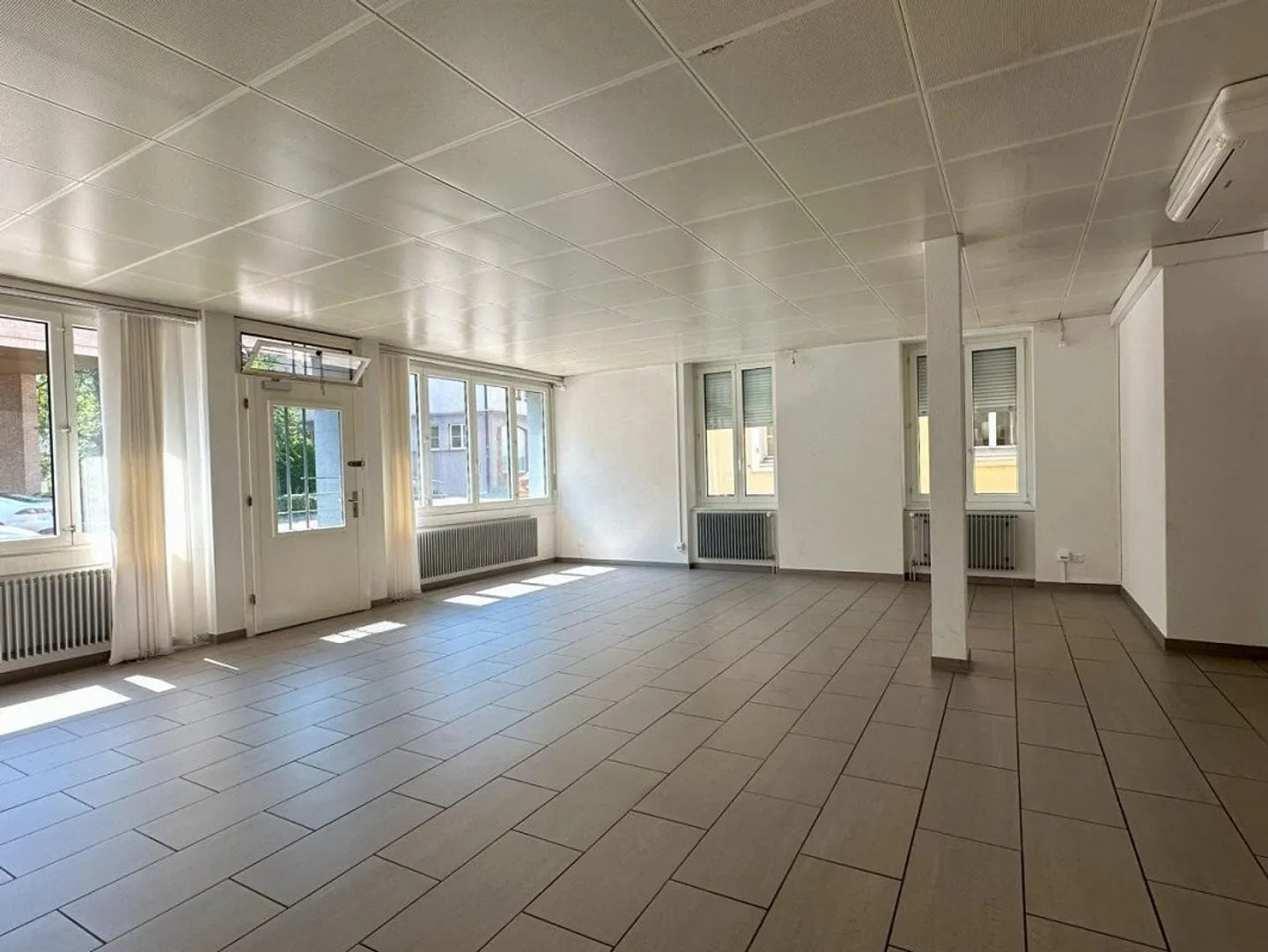 Büro-/Praxisräume im Erdgeschoss an Toplage in Binningen - Foto 4 di 12