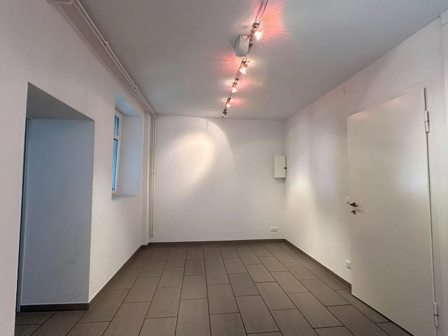 Büro-/Praxisräume im Erdgeschoss an Toplage in Binningen - Foto 5 di 12