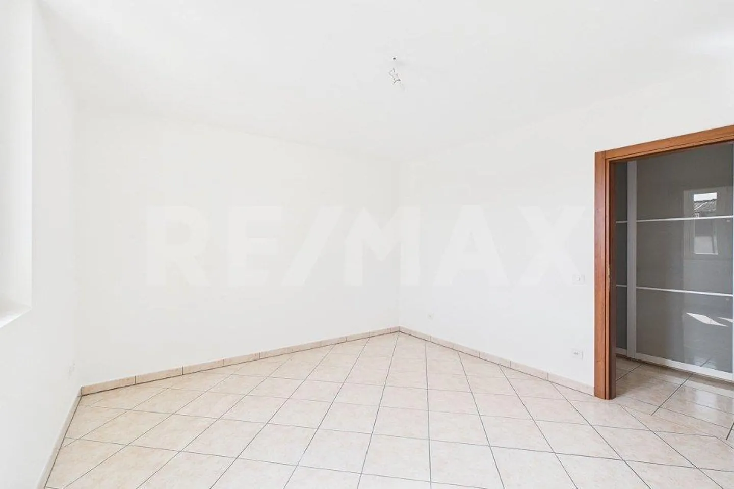 Renovated 4 ½ Room Apartment in Genestrerio - Photo 8 of 13