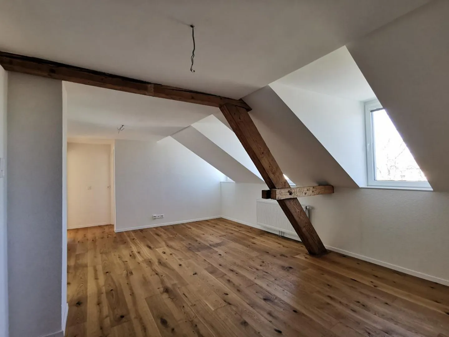 Appartement sous les combles lumineux de 3,5 pièces - Photo 2 sur 9