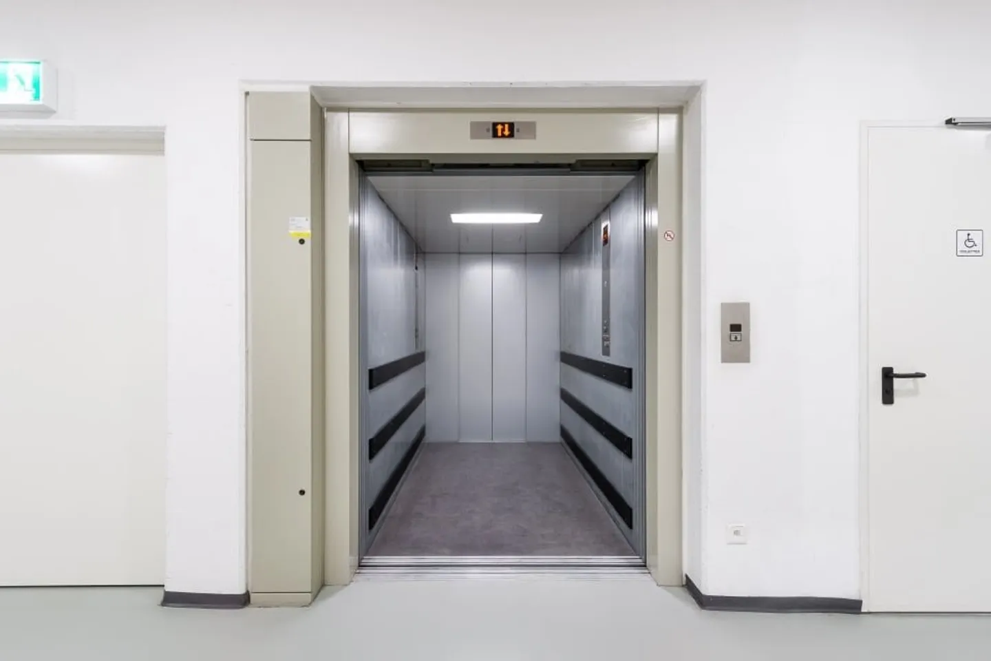 CADENAZZO-AFFITTASI AMPIO MAGAZZINO/LABORATORIO DI 1'971 mq (rif.104) - Foto 5 di 10