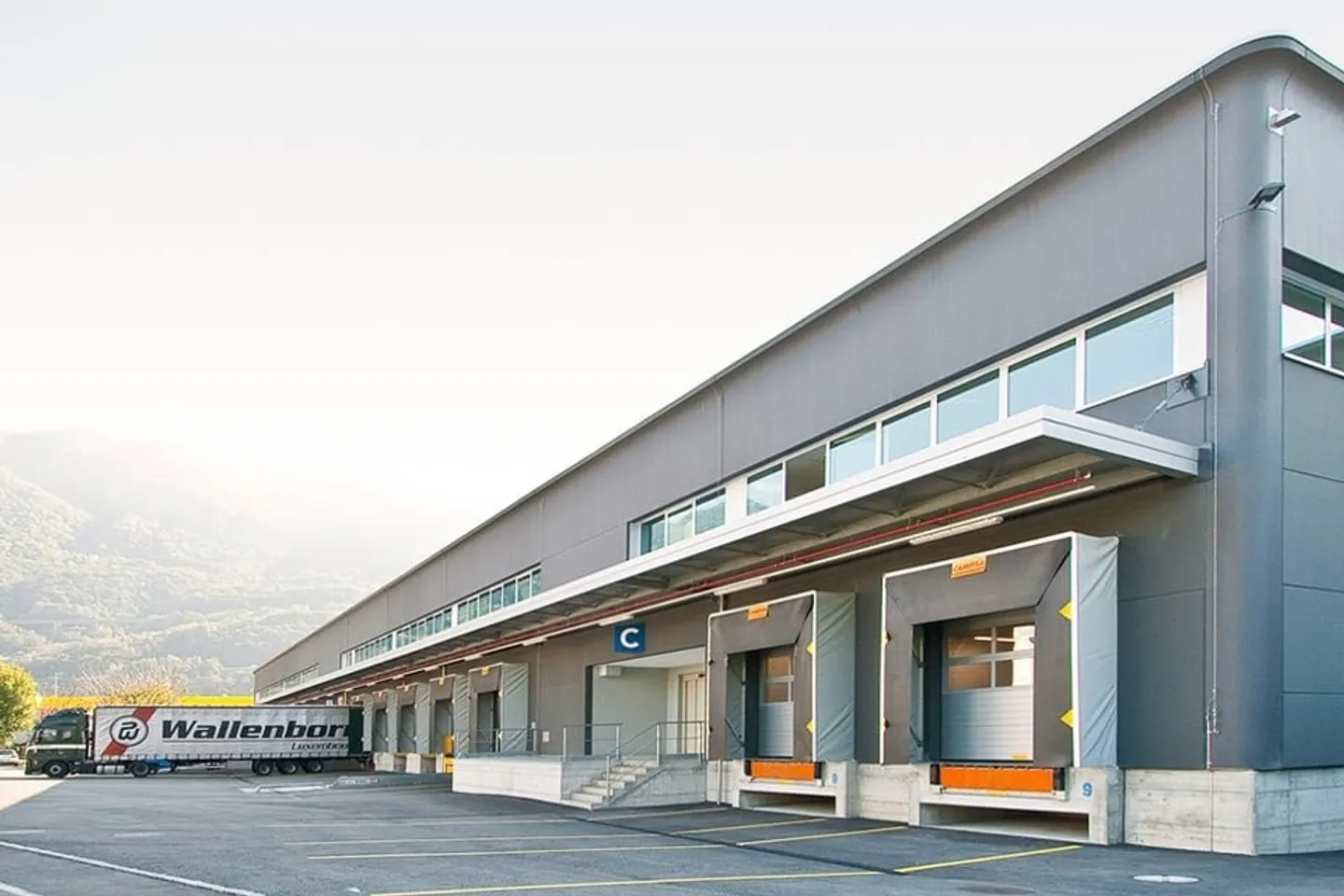 CADENAZZO-AFFITTASI AMPIO MAGAZZINO/LABORATORIO DI 1'971 mq (rif.104) - Foto 6 di 10