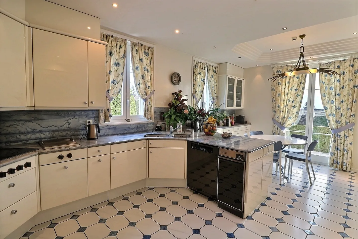 Bellissima proprietà padronale in una zona ricercata di Losanna. - Foto 8 di 13