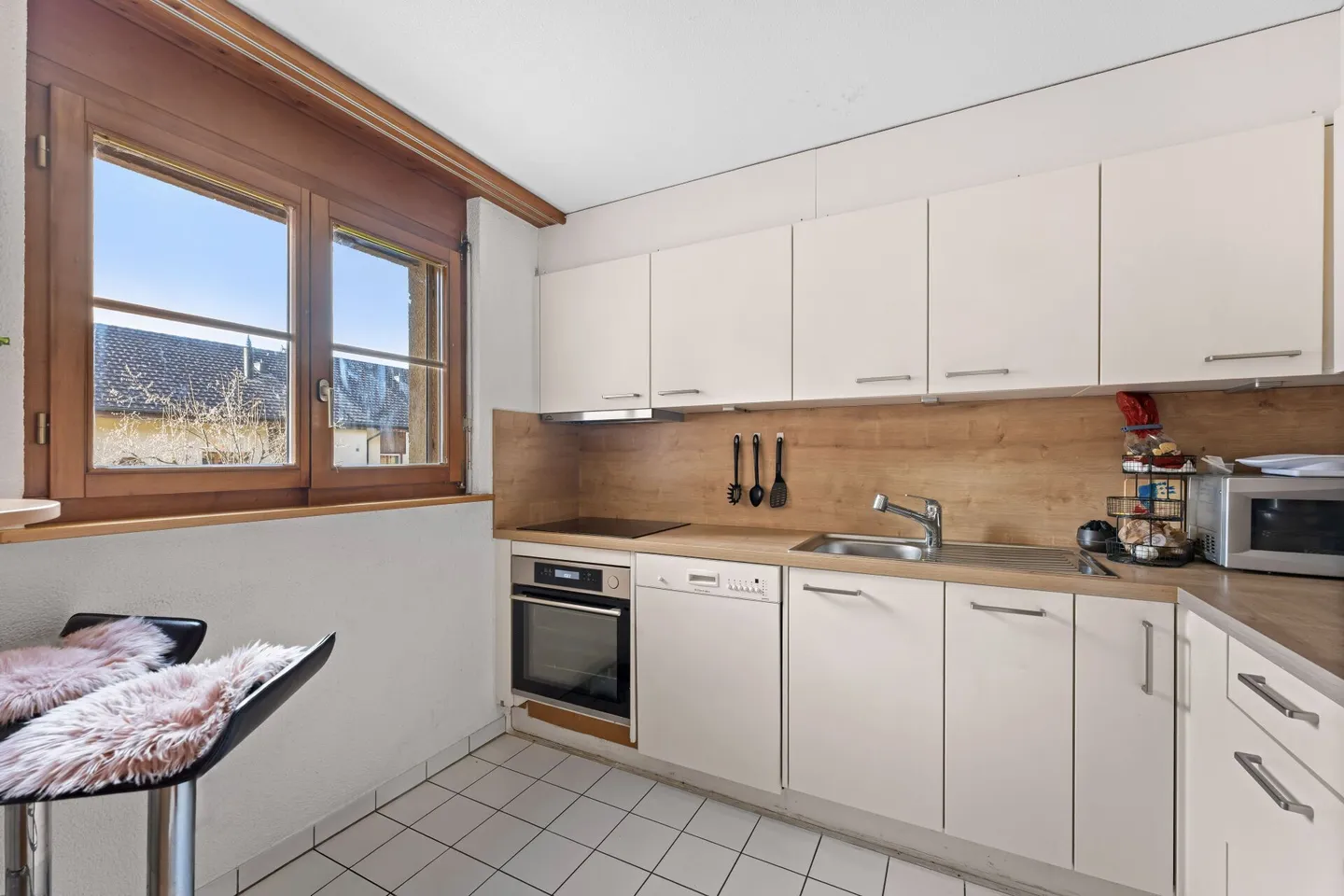 La tua nuova casa a Spiez: Incantevole appartamento di 3,5 locali con balcone soleggiato - Foto 3 di 12