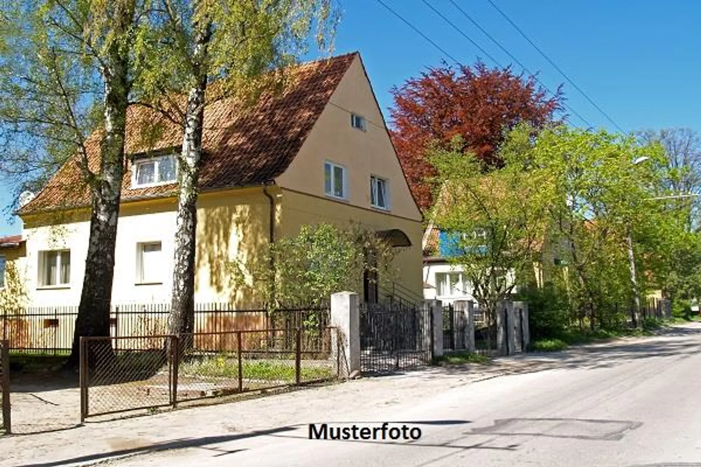Edificio residenziale con area giardino - Foto 1 di 13