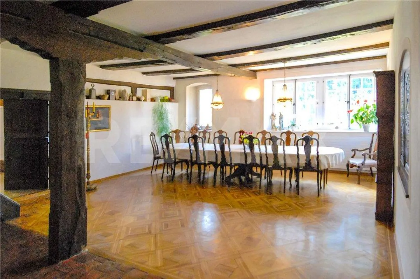Historical estate with idyllic park and spacious grounds - Photo 5 of 13