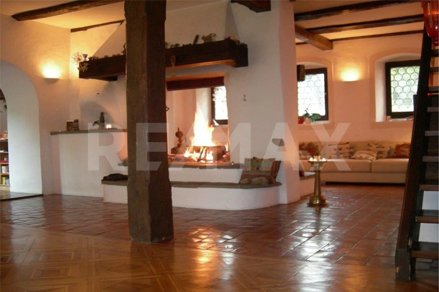 Historical estate with idyllic park and spacious grounds - Photo 6 of 13