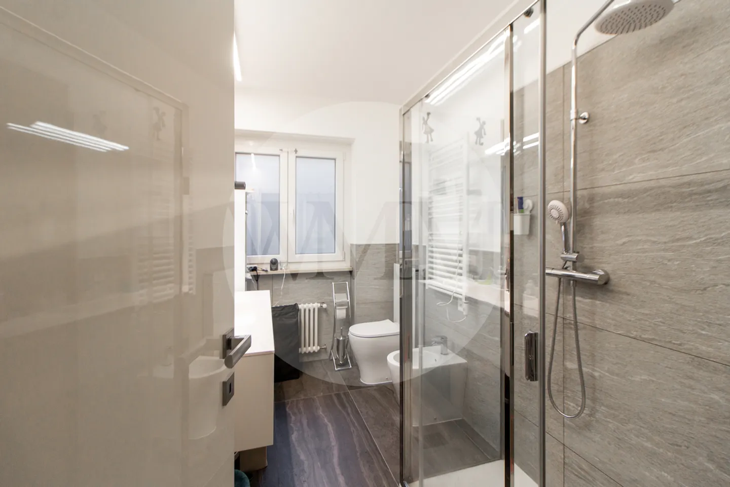 Modern 3.5-Room Apartment with Lake View - Photo 3 of 8