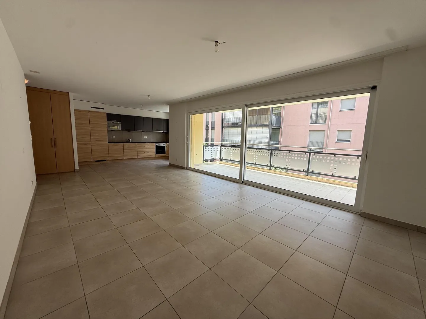 Appartamento spazioso con balcone - Foto 2 di 10