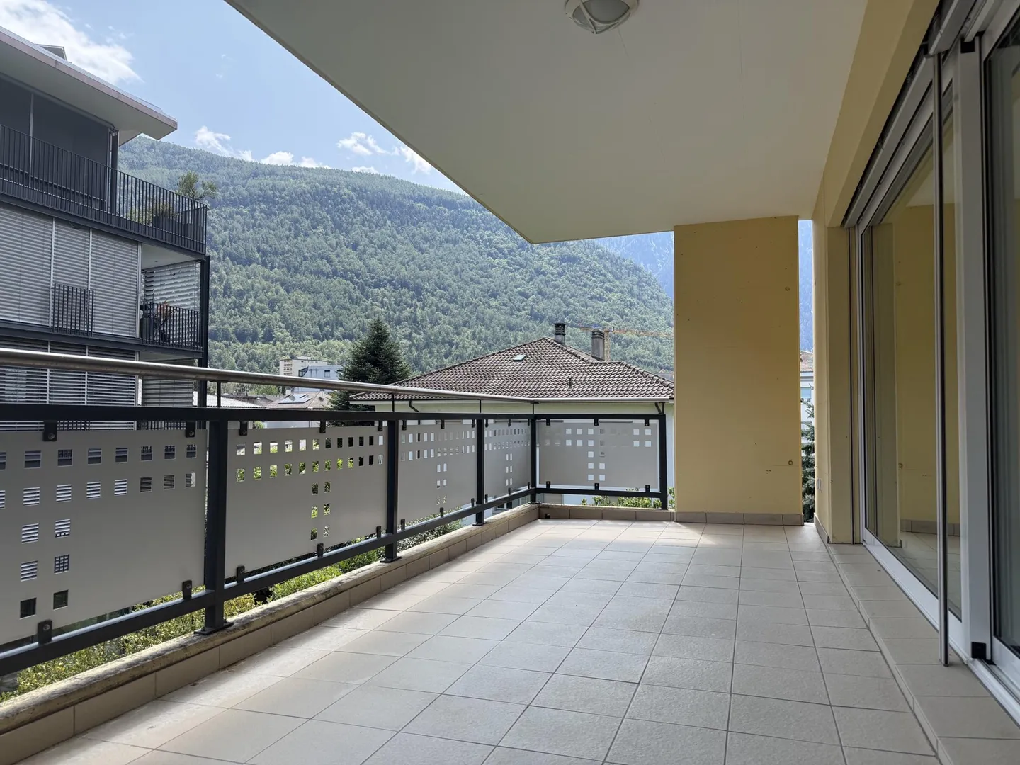 Appartamento spazioso con balcone - Foto 3 di 10