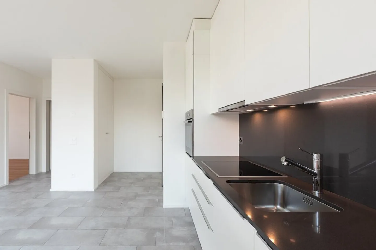 Appartamento moderno con giardino - Foto 2 di 9