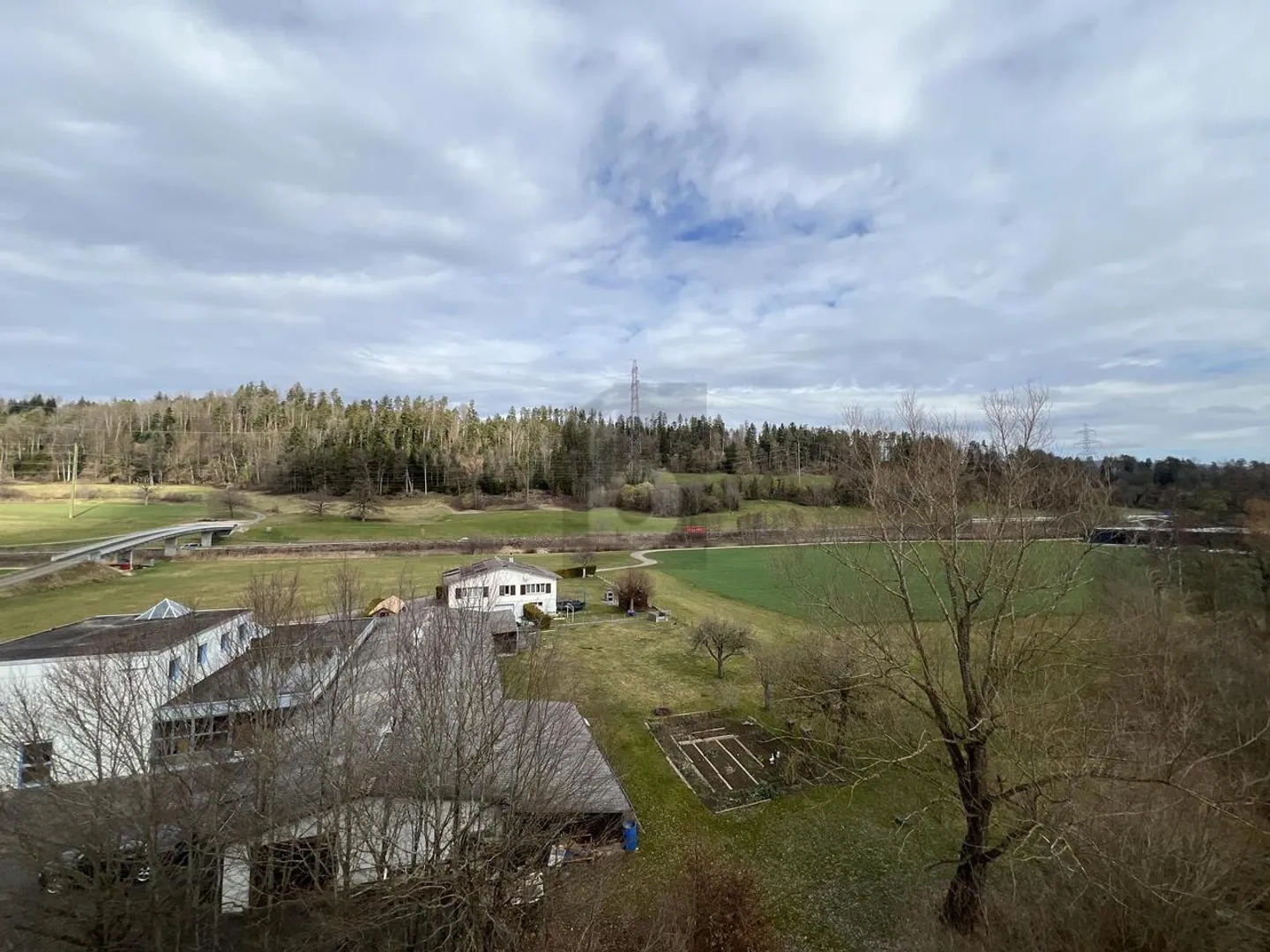 SPACIEUX ET LUMINEUX AVEC UNE VUE ! - Photo 1 sur 6