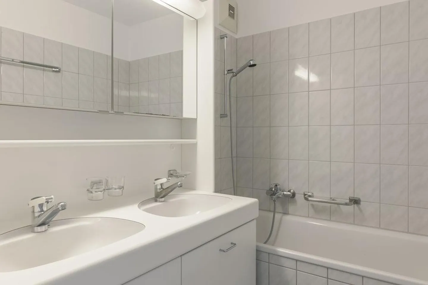 AFFITTARE SENZA DEPOSITO - Vivere piacevolmente in un quartiere adatto alle famiglie - Foto 6 di 8