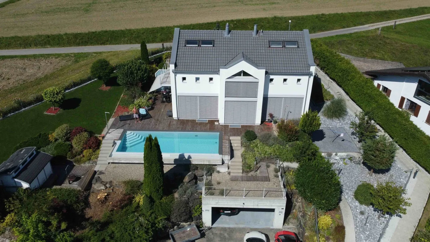 Casa unifamiliare moderna con vista panoramica non ostacolata e piscina a sfioro - Foto 1 di 14