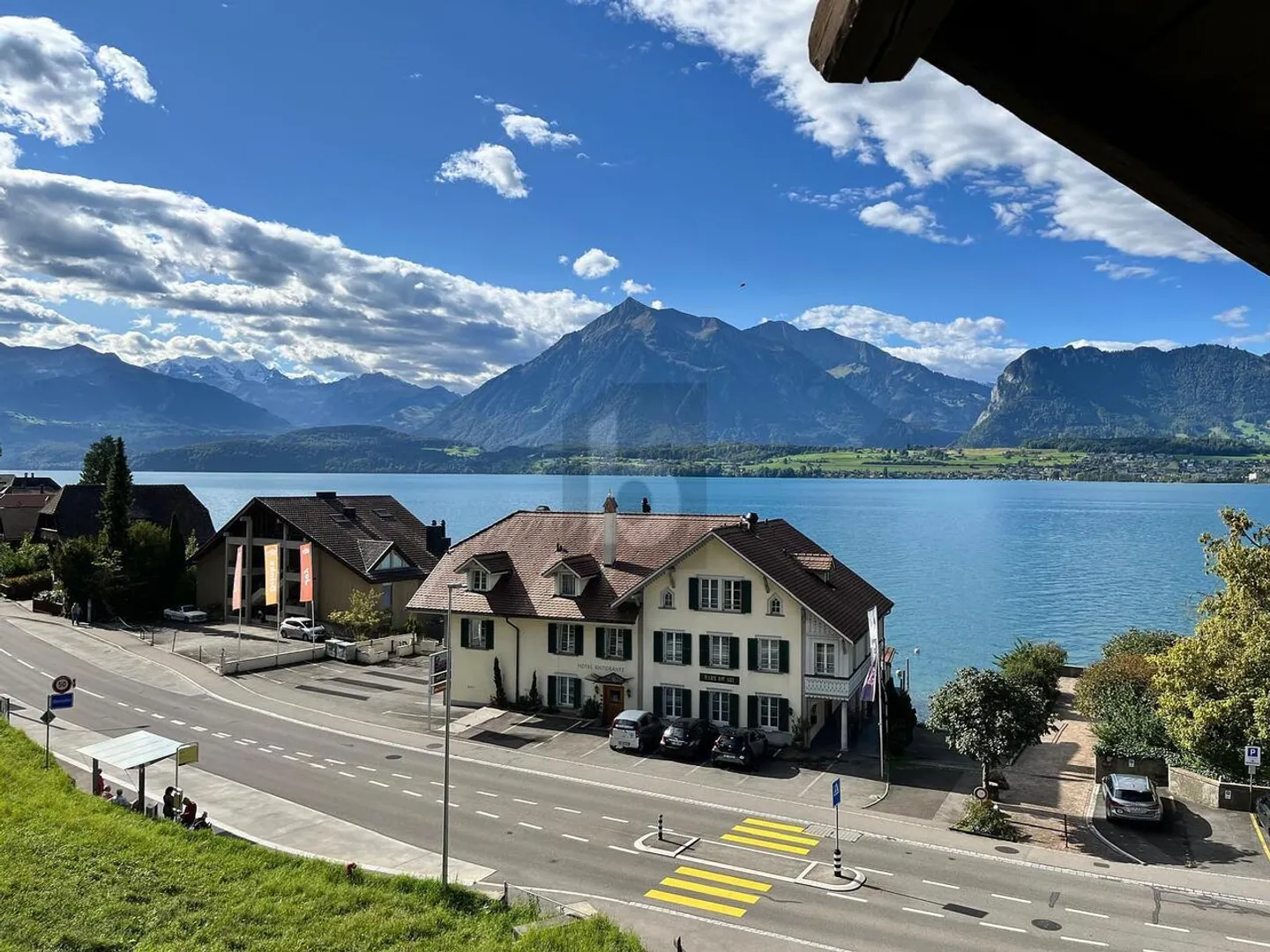 «LICHTDURCHFLUTET MIT SEE- UND BERGSICHT» - Foto 1 von 6