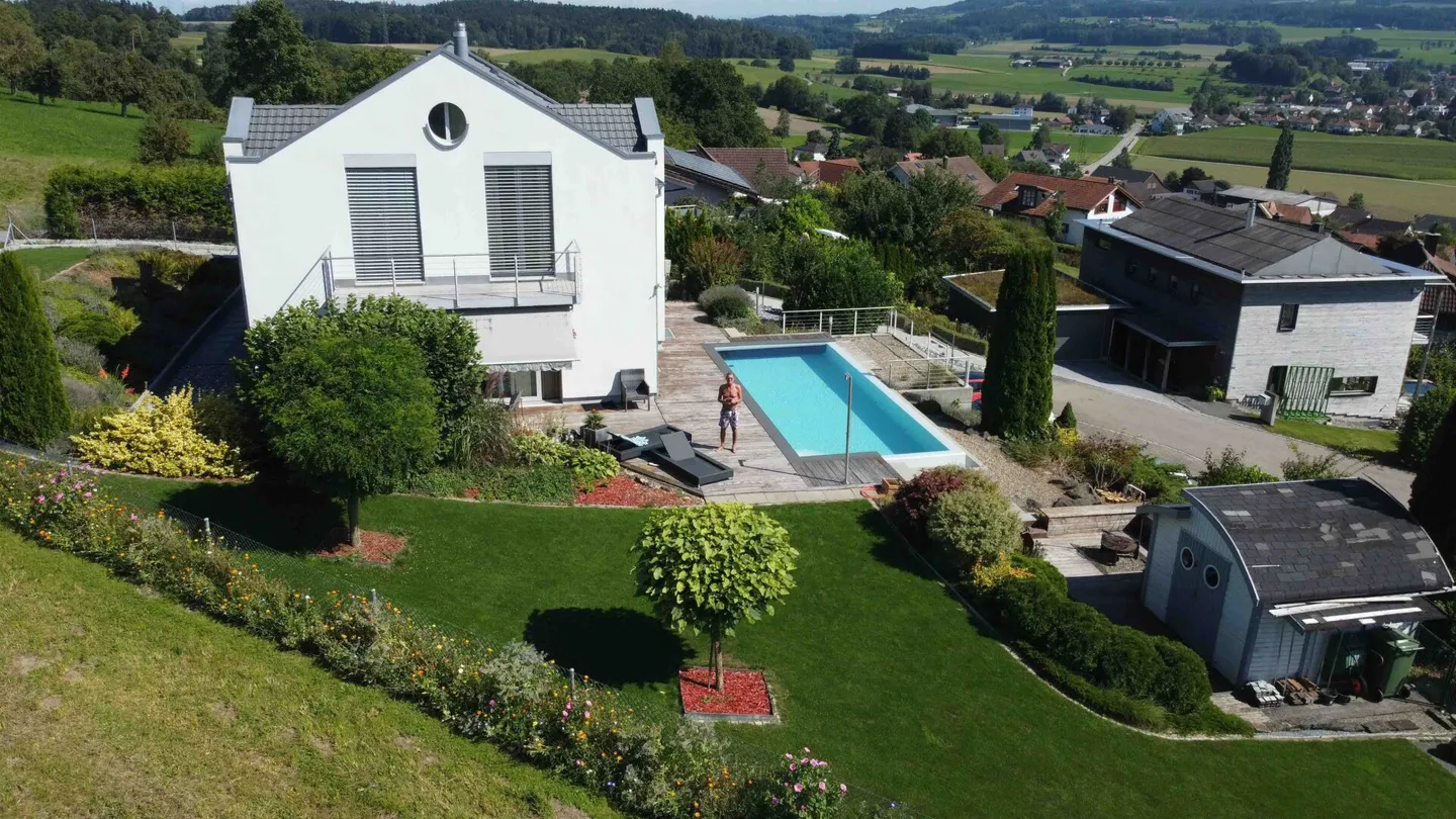 Casa unifamiliare moderna con vista panoramica non ostacolata e piscina a sfioro - Foto 3 di 14