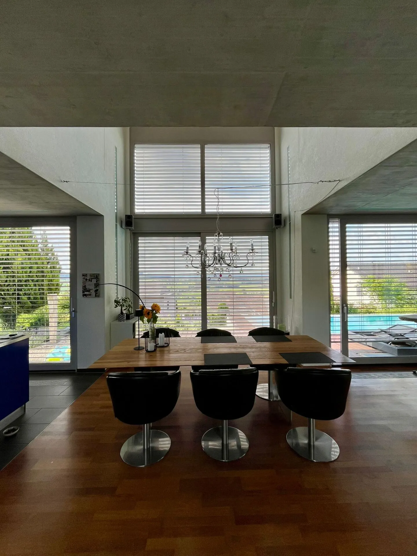 Casa unifamiliare moderna con vista panoramica non ostacolata e piscina a sfioro - Foto 6 di 14