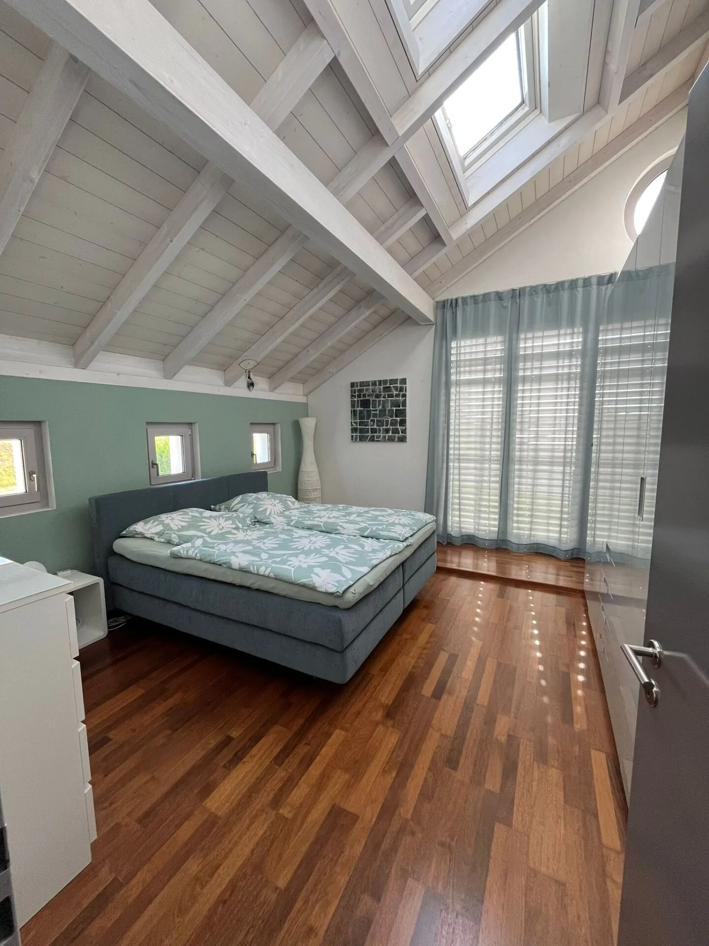 Casa unifamiliare moderna con vista panoramica non ostacolata e piscina a sfioro - Foto 8 di 14