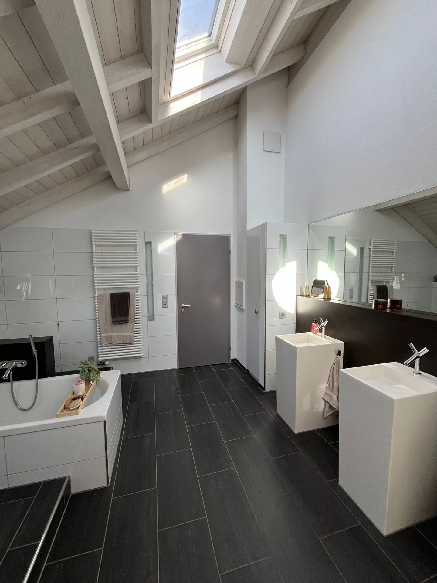 Casa unifamiliare moderna con vista panoramica non ostacolata e piscina a sfioro - Foto 9 di 14
