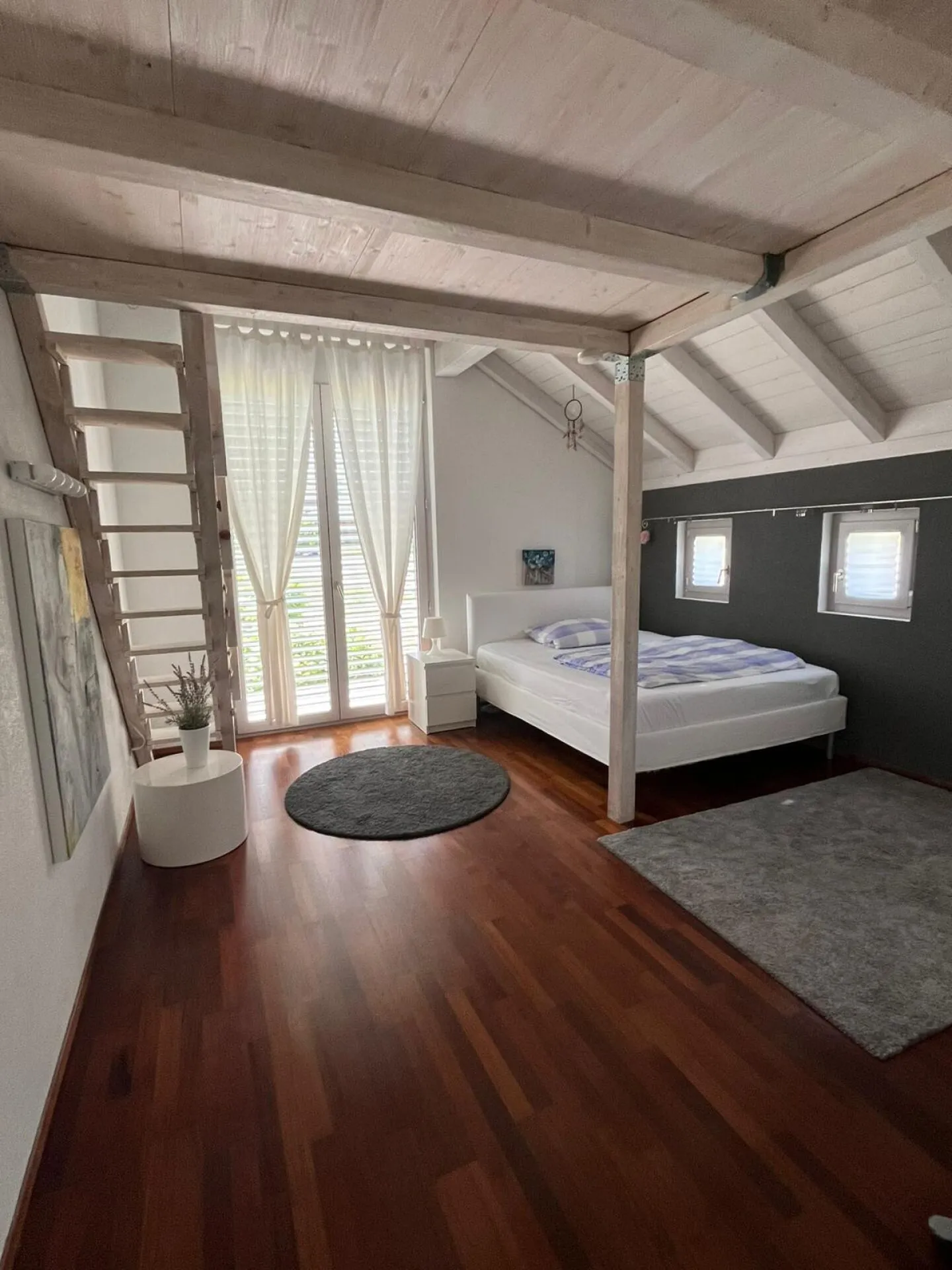 Casa unifamiliare moderna con vista panoramica non ostacolata e piscina a sfioro - Foto 10 di 14