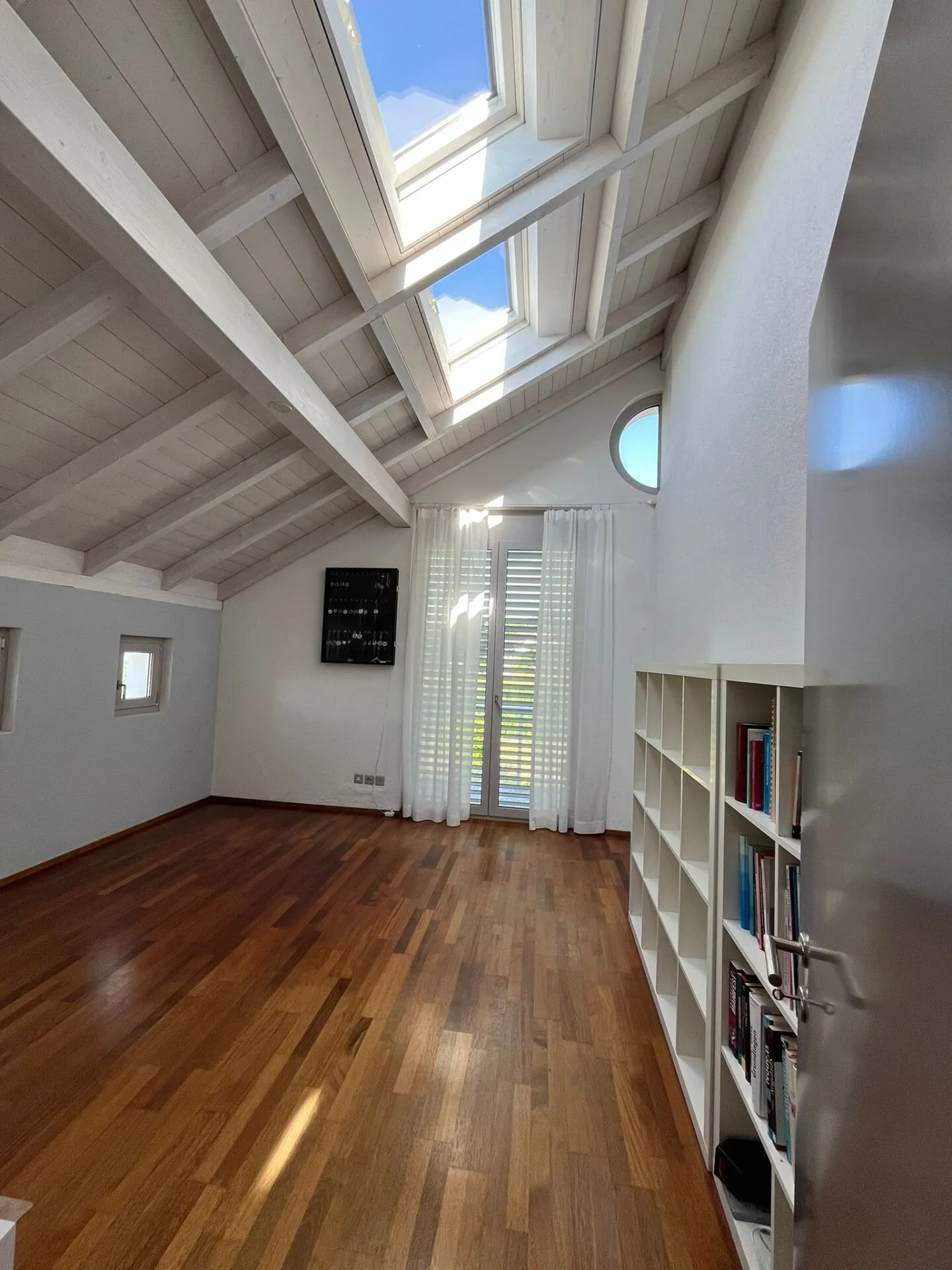 Casa unifamiliare moderna con vista panoramica non ostacolata e piscina a sfioro - Foto 11 di 14