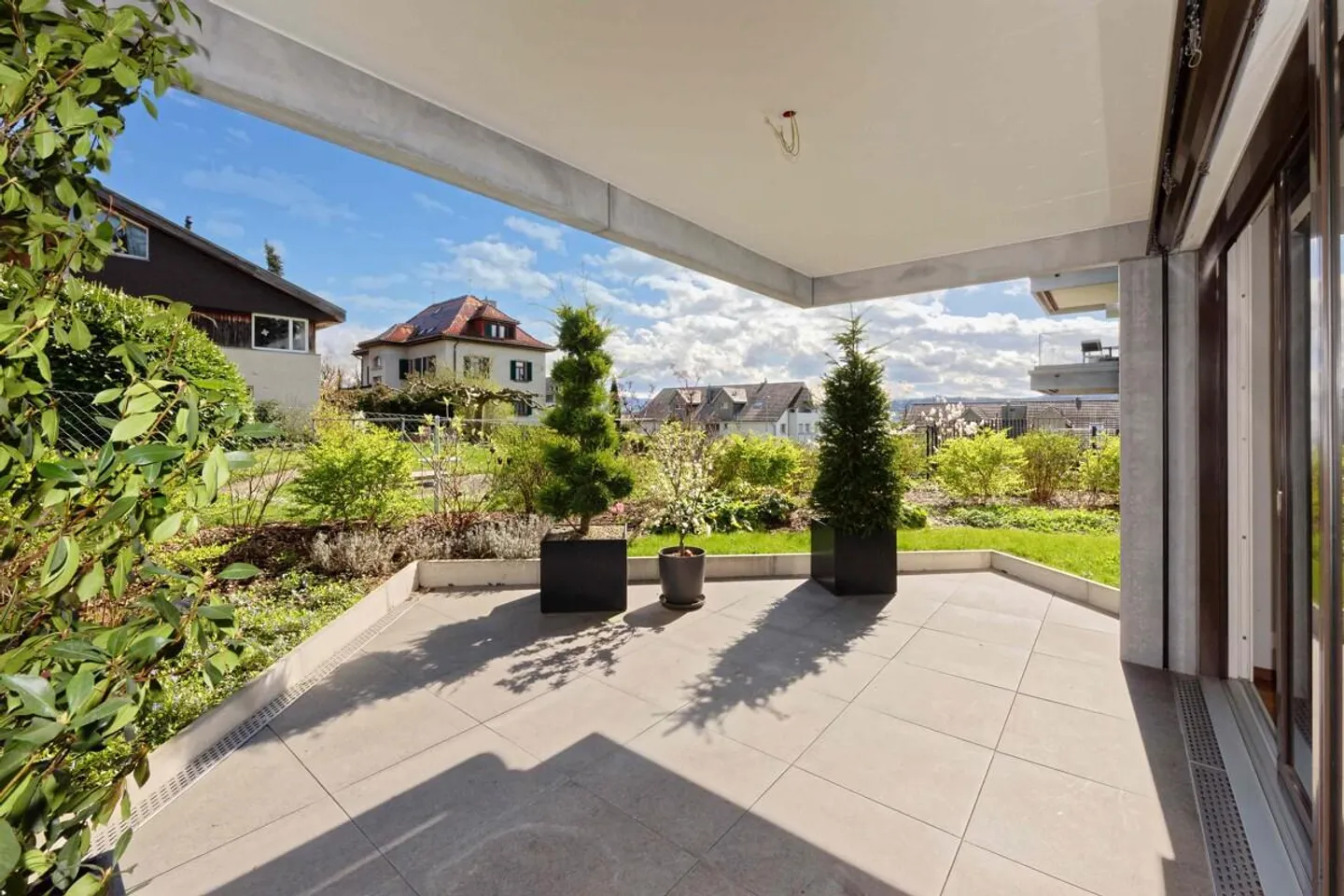 Appartement de jardin moderne avec finition de haute qualité à Herrliberg - Photo 1 sur 5