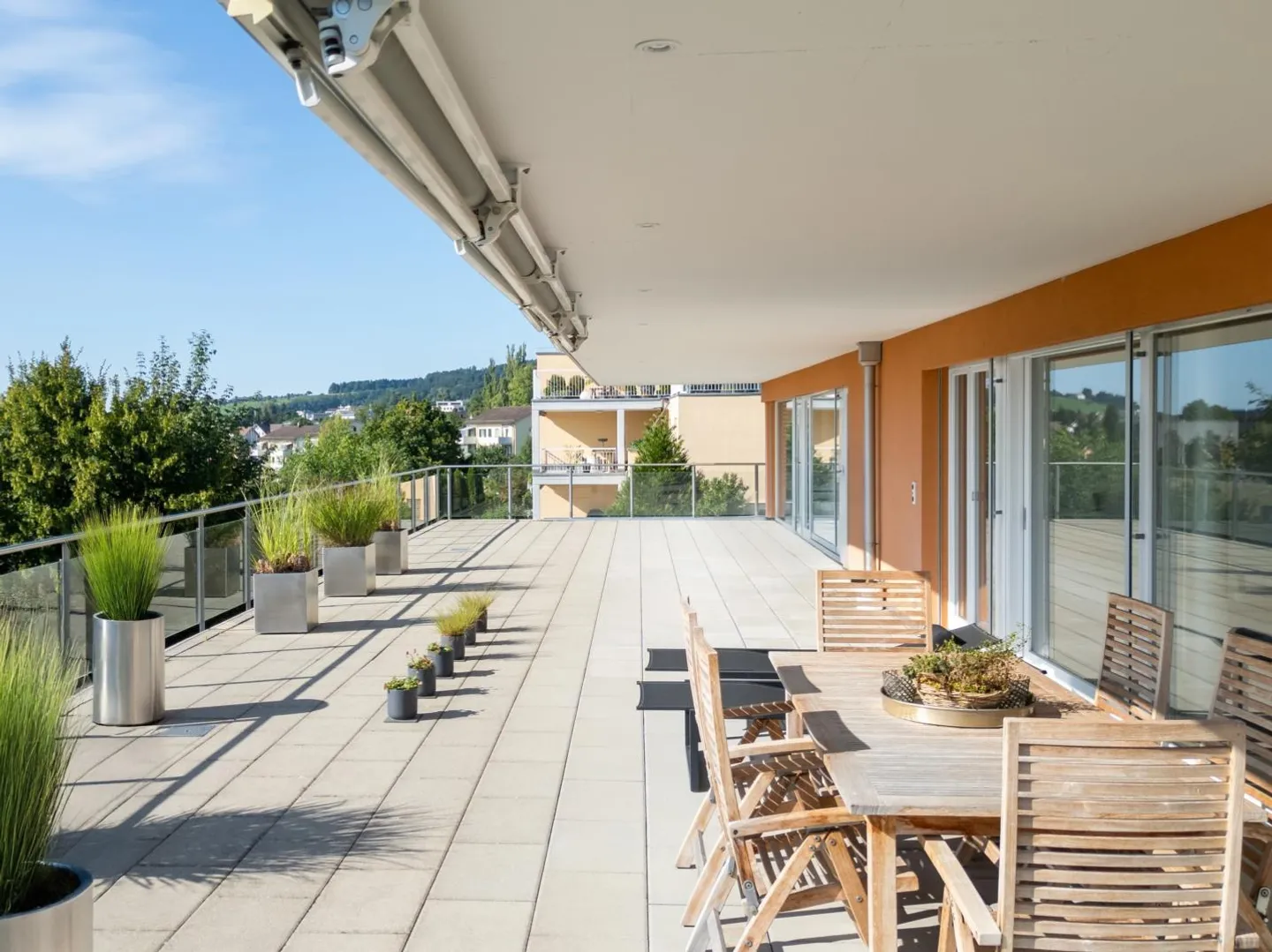 Grosszügiges Wohnjuwel an grandioser Aussichtslage - Foto 2 von 8