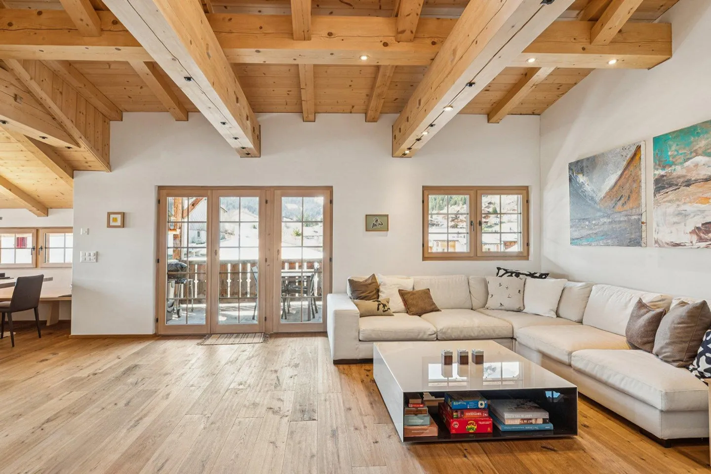 Light-flooded attic apartment by Maissen with mountain view - Photo 1 of 4