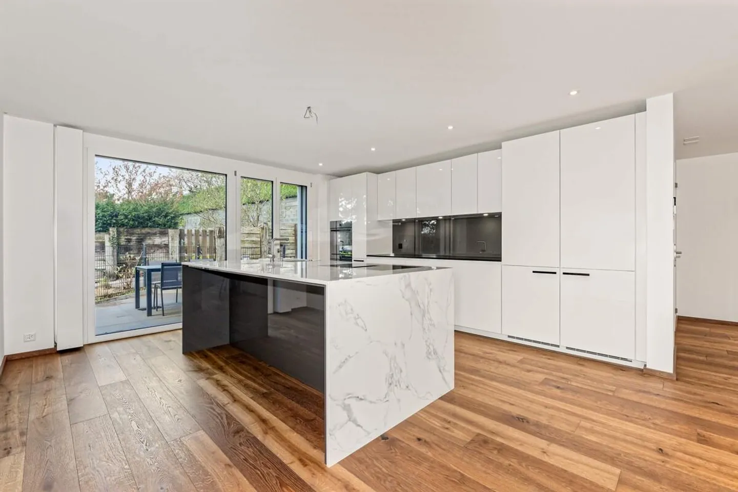 Appartement de jardin moderne avec finition de haute qualité à Herrliberg - Photo 3 sur 5