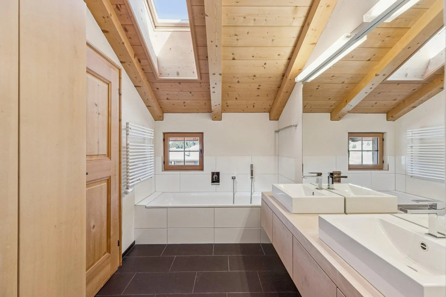 Light-flooded attic apartment by Maissen with mountain view - Photo 2 of 4