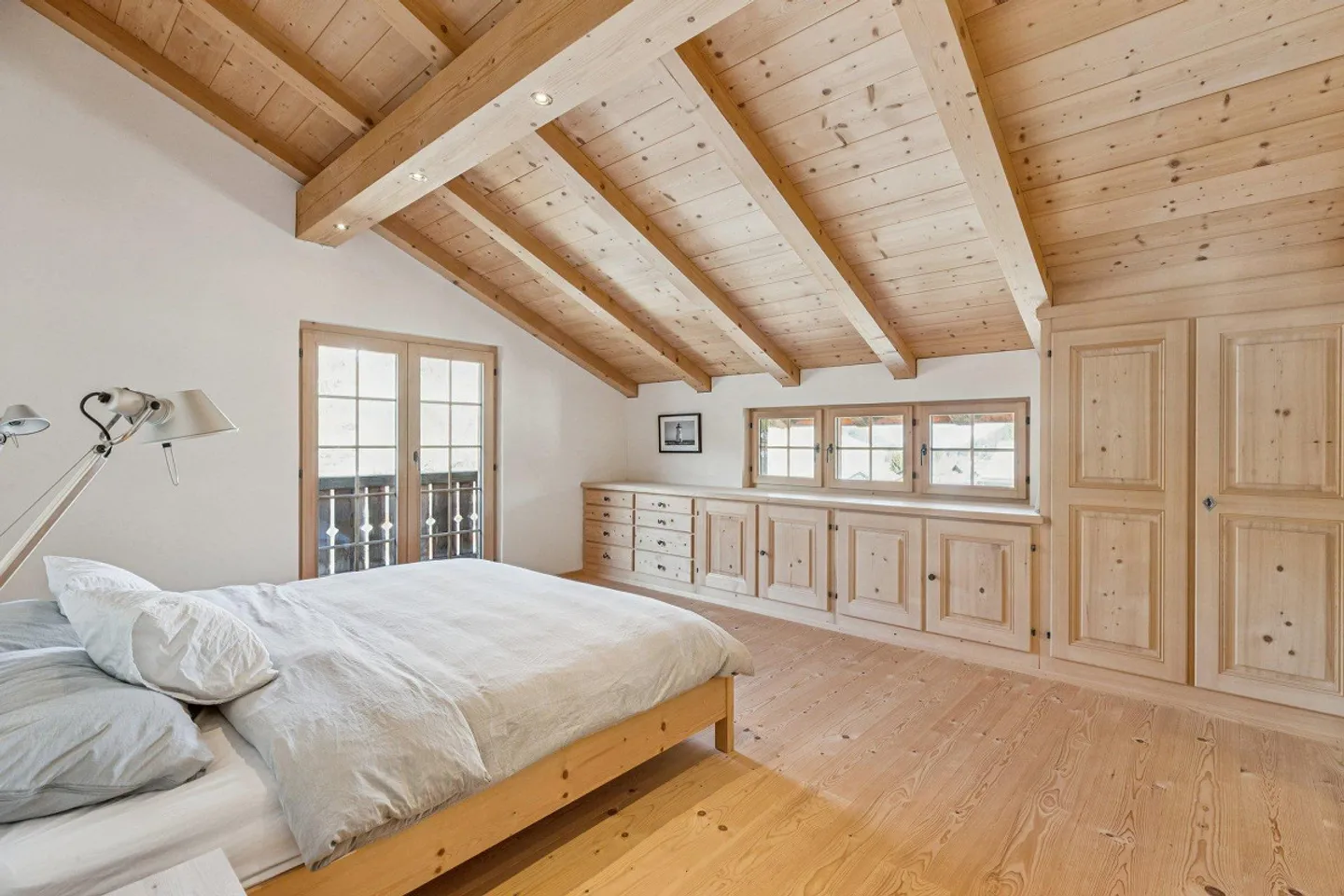 Light-flooded attic apartment by Maissen with mountain view - Photo 3 of 4