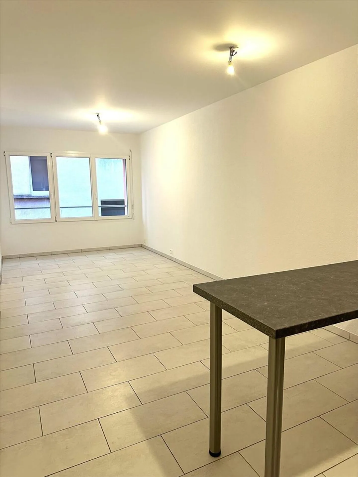 Appartement discret de 2,5 pièces dans le centre-ville - Photo 2 sur 5