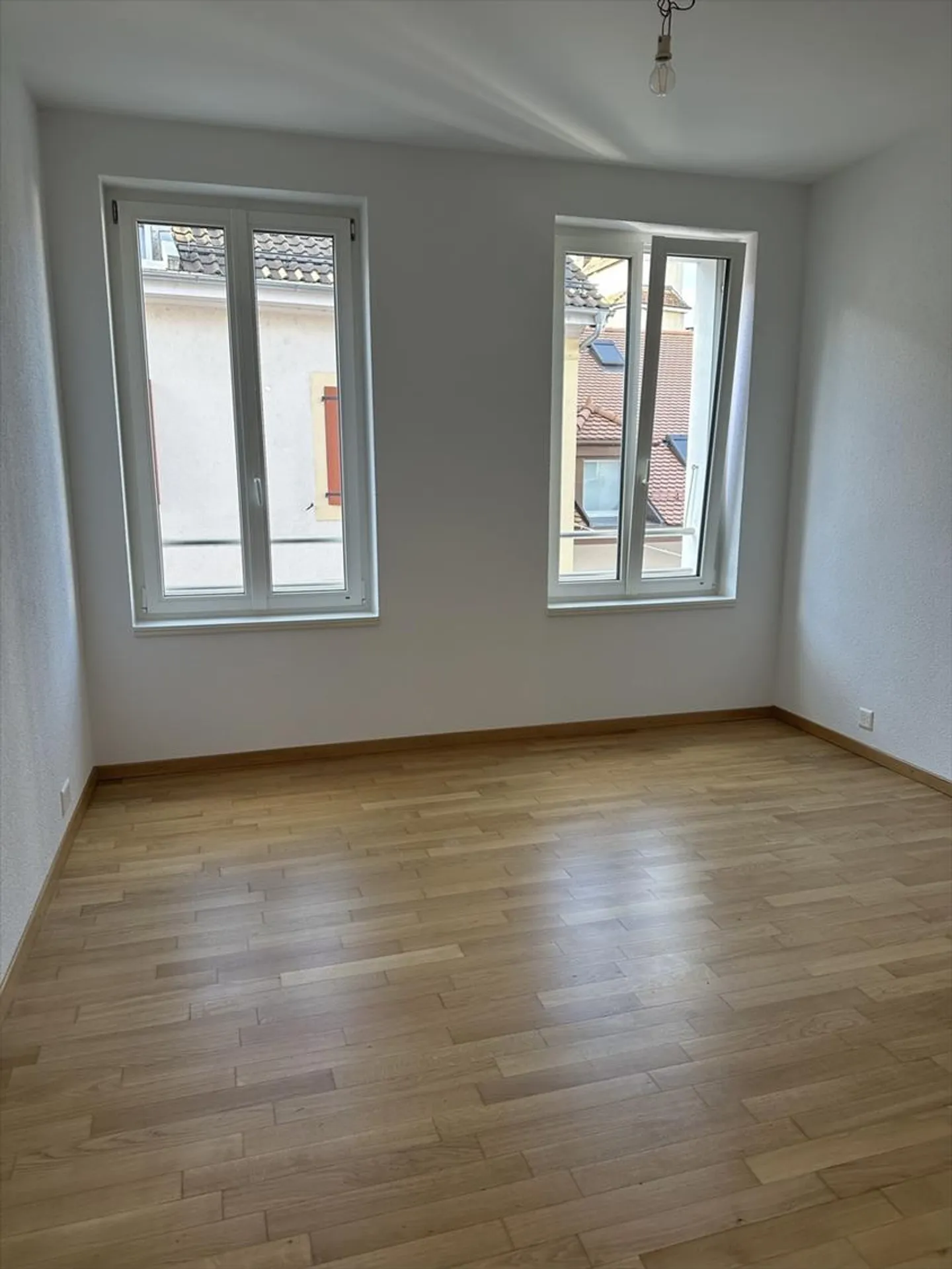 Appartement discret de 2,5 pièces dans le centre-ville - Photo 3 sur 5