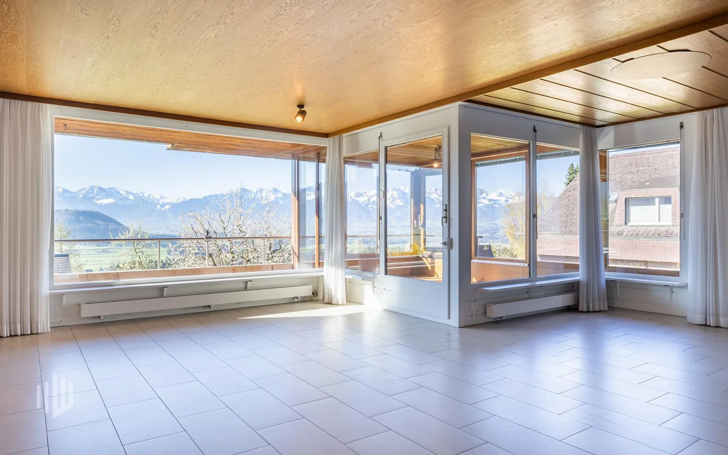 ImmoWyss - Maison individuelle avec piscine intérieure et espace extérieur bien entretenu - Photo 3 sur 12