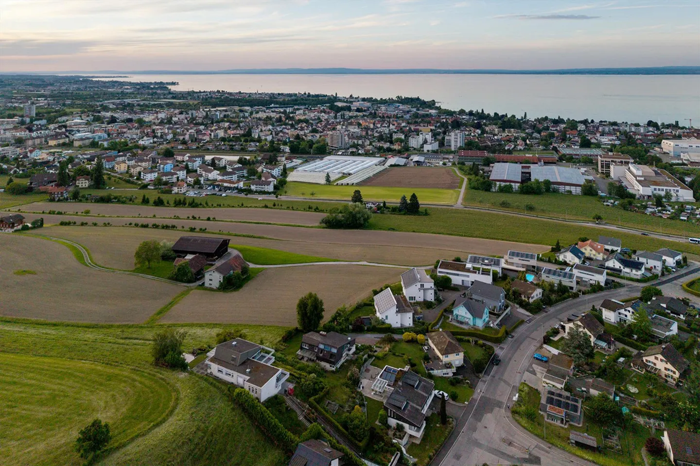 Oasi con vista lago – l'architettura senza tempo incontra il paradiso verde per famiglie... - Foto 1 di 10